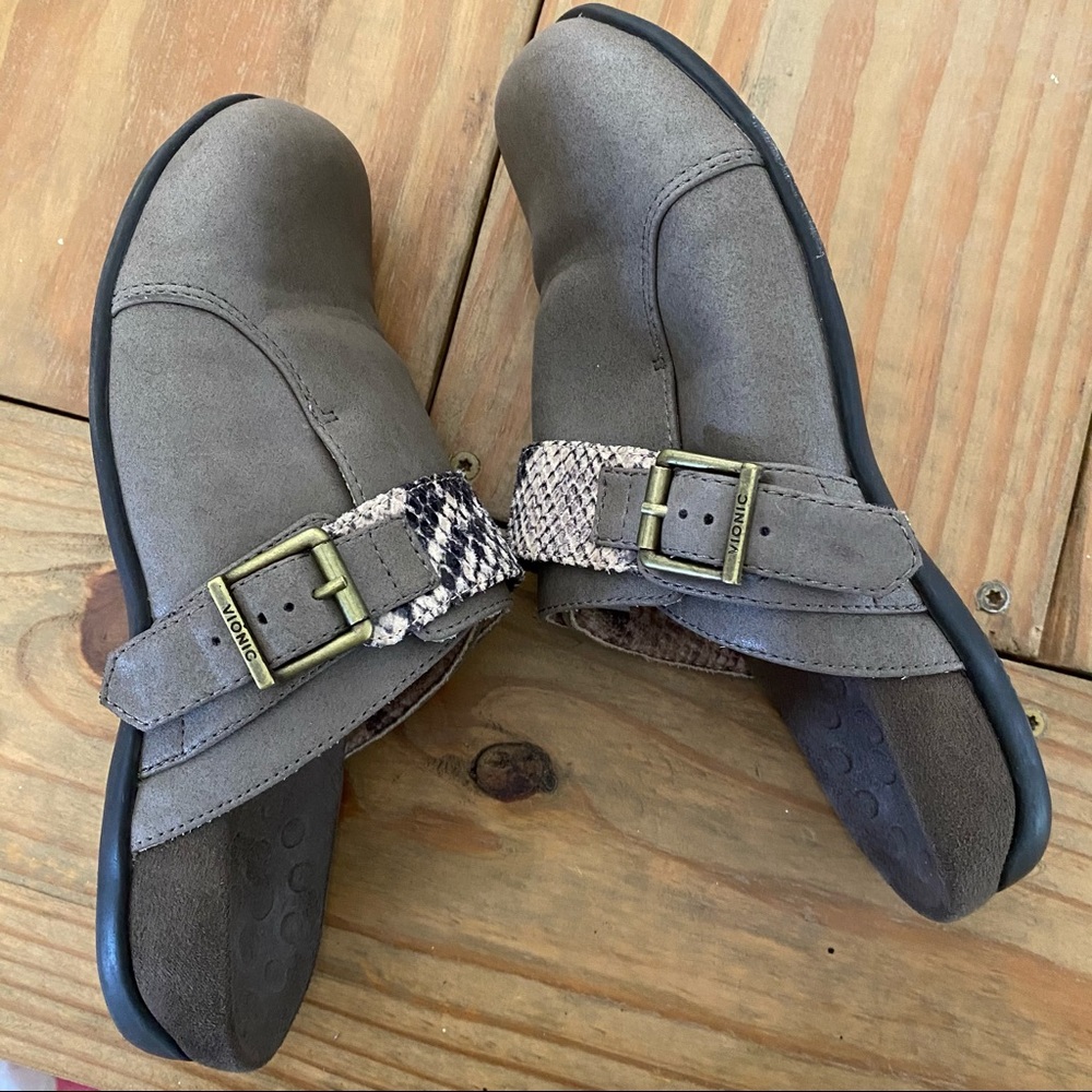 Vionic Light Gray Slip On Clogs With Snake Print - image 4